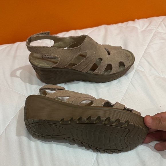 NEW Skechers Tan Suede Women's Sandals size 6 - Picture 9 of 10